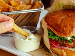 Eine Portion Pommes mit einem Burger und Mayonnaise | © unsplash/K8