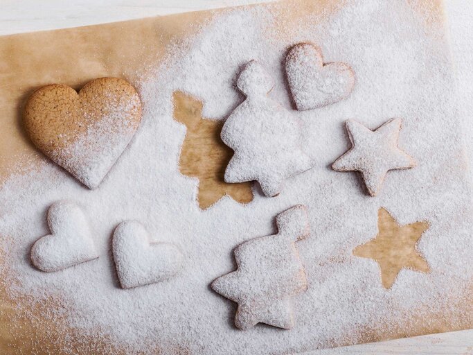 Plätzchen mit Puderzucker | © Getty Images/istetiana