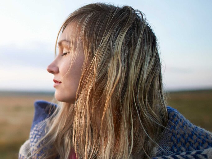 Blonde Frau schaut in die Ferne | © Getty Images/Dougal Waters