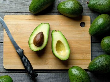 Aufgeschnittene Avocado auf einem Brett | © Getty Images/Aleksandr Zubkov