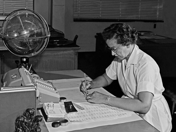 Schwarz-Weiß Aufnahme von Katherine Johnson am Schreibtisch | © Getty Images/Donaldson Collection 