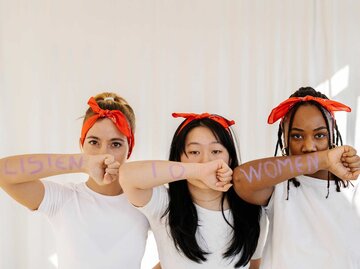 Feministinnen mit aufgemaltem Spruch auf dem Arm | © Getty Images/COROIMAGE