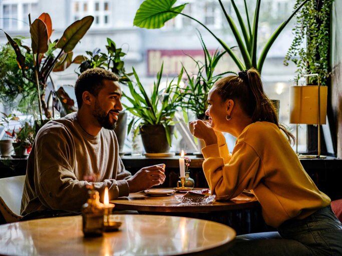 Mann und Frau auf einem Date | © Getty Images/Janina Steinmetz