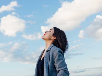 Sensible Frau richtet Kopf in den Himmel | © Getty Images/Oscar Wong