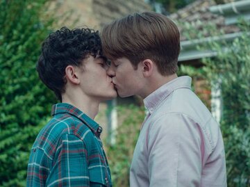 Zwei junge Männer (aus der Serie Heartstopper) küssen sich | © Netflix / Samuel Dore