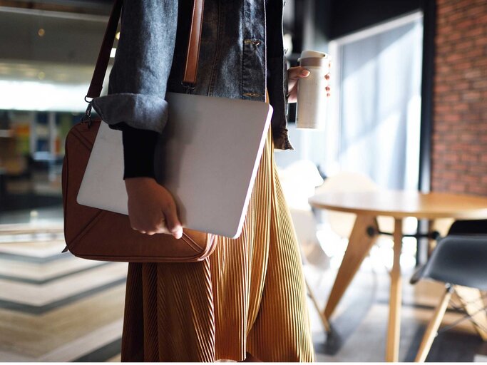 Frau mit Laptop im Büro. | © Getty Images/Carlina Teteris