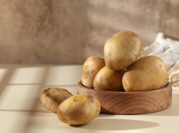 Schüssel mit Kartoffeln steht auf dem Tisch | © Getty Images/Victoria Popova