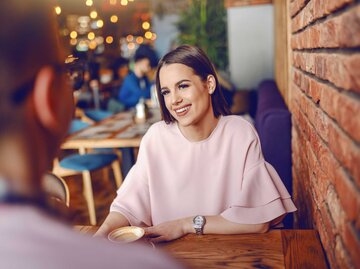 Frau auf einem Date | © Getty Images/dusanpetkovic