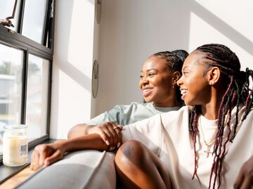 Lesbisches Paar am Fenster | © Adobe Stock/Cultura Creative