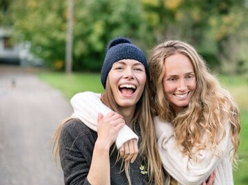 Tolerante Freundinnen lachen gemeinsam. | © Getty Images/Westend61 