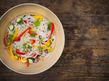 Veganer Glasnudelsalat | © Getty Images/Westend61