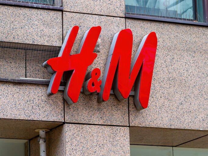 H&M Shop in Stuttgart | © AdobeStock/Jürgen Fälchle