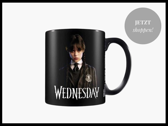 schwarze Tasse mit Wednesday-Motiv | © Amazon