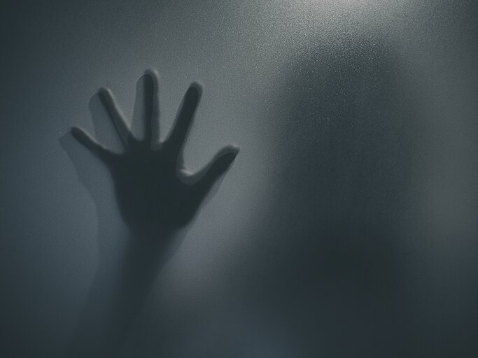 Horror-Geistermädchen (Hand) hinter matten Glas in Schwarz und Weiß | © Adobe Stock/MIND AND I