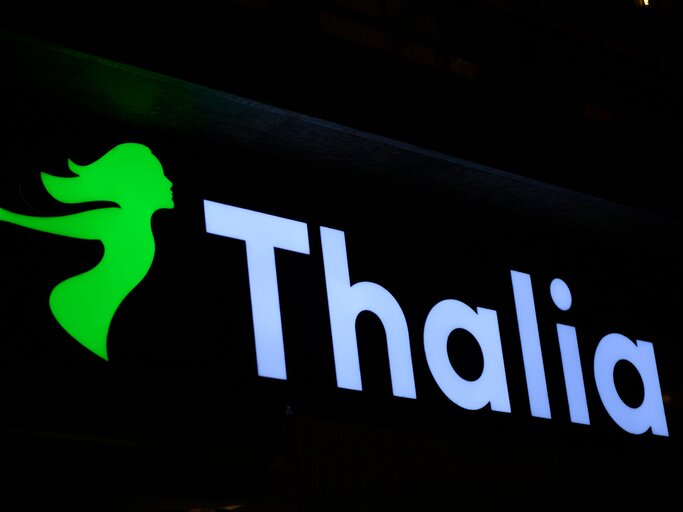 Thalia Logo vor schwarzem Hintergrund | © Adobe Stock/Christian