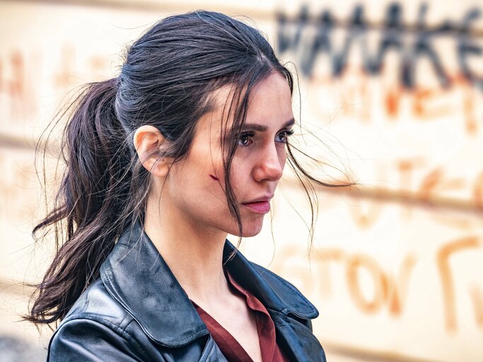 Kate alias Nina Dobrev im Prime Video Film "The Bricklayer" | © Imago Images/ Landmark Media