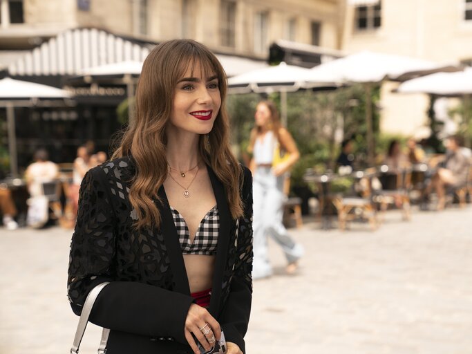 Lily Collins in einer Szene der Netflix-Serie Emily in Paris | © STEPHANIE BRANCHU/NETFLIX