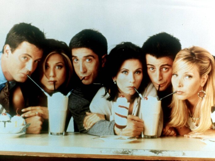 Der Cast von Friends schlürft einen Milchshake | © IMAGO / United Archives