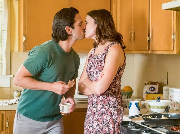 Milo Ventimiglia und Mandy Moore in der Serie This is Us | © IMAGO/ Ron Batzdorff / NBC 