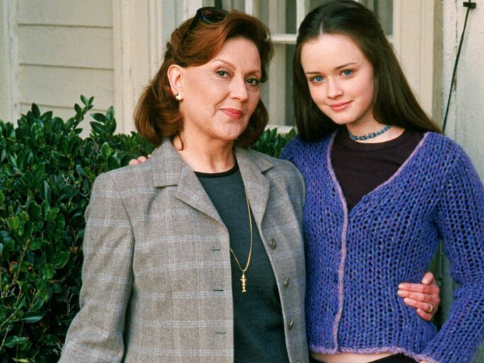 Kelly Bishop (Emily Gilmore) und Alexis Bledel (Rory Gilmore) in Gilmore Girls | © IMAGO/Greg Schwartz/ Cinema Publishers Collection