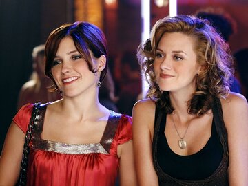 Sophia Bush und Hilarie Burton aus der Serie One Tree Hill | © IMAGO / CW /  Everett Collection