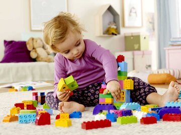 Kleinkind spielt mit Lego Duplo | © LEGO