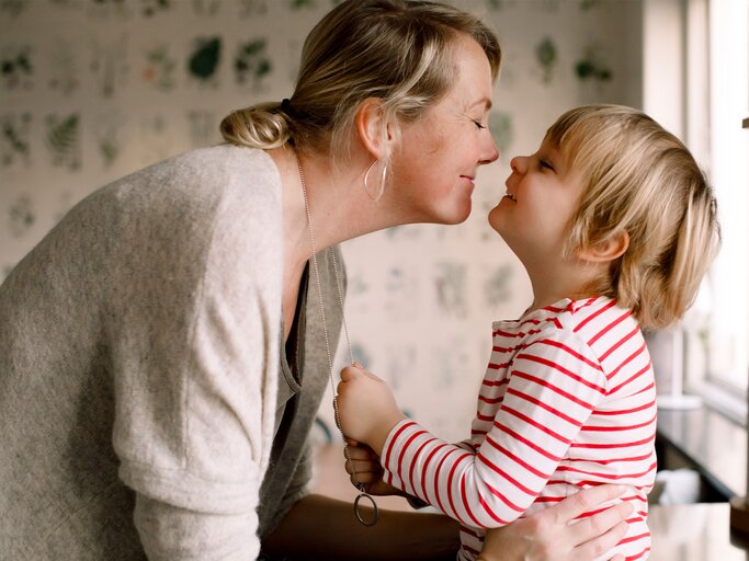 Mama und Kind in der Küche am Lachen | © Getty Images/Maskot