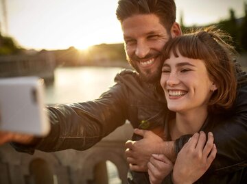 Zwei Personen machen Selfie zusammen | © Getty Images/Oliver Rossi