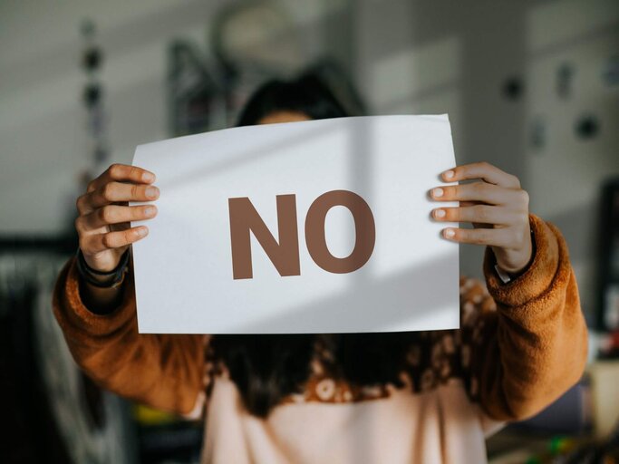 Person hält Schild mit NO hoch | © Getty Images/Carol Yepes