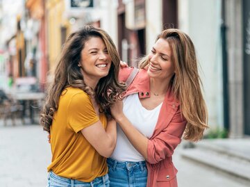Freundinnen lachen gemeinsam | © Getty Images/filadendron