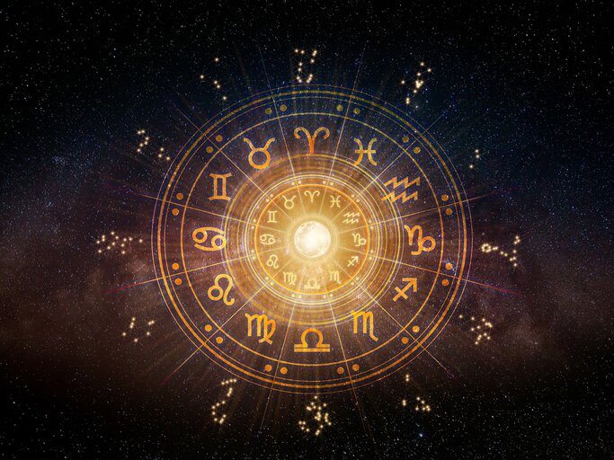 Sternzeichen innerhalb des Horoskopkreises | © GettyImages/Thanumporn Thongkongkaew