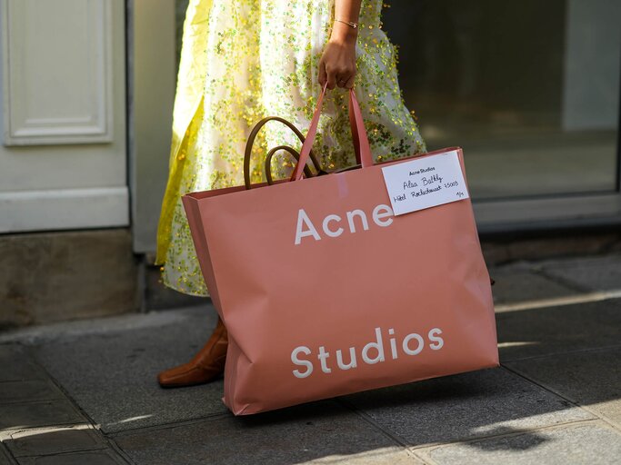 Große Einkaufstüte von Acne Studios | © Getty Images/Edward Berthelot / Kontributor