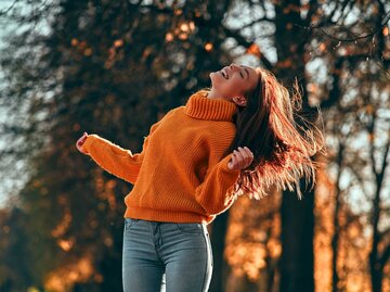 Frau im Park im Herbst | © Adobe Stock/Vasyl