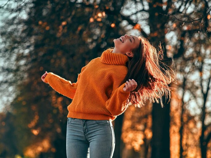 Frau im Park im Herbst | © Adobe Stock/Vasyl