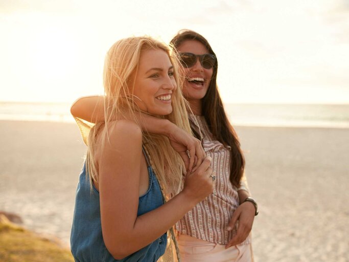 Beste Freundinnen am Strand | © Adobe Stock/Jacob Lund