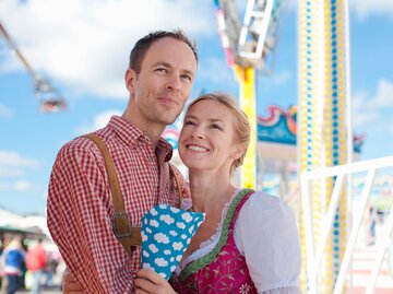 Glücklicher Mann und Frau auf dem Oktoberfest | © GettyImages/Kathrin Ziegler