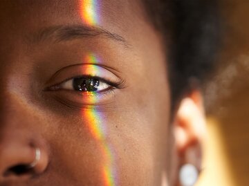 Frau mit Regenbogen über Auge | © Getty Images/Carlos Barquero