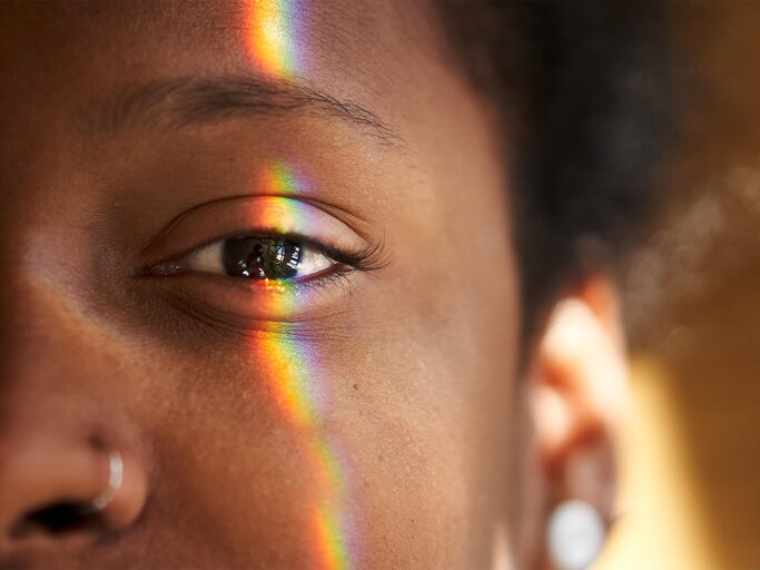 Frau mit Regenbogen über Auge | © Getty Images/Carlos Barquero