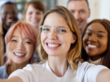 Junge Frau macht Selfie mit dem Team. | © Getty Images/Luis Alvarez