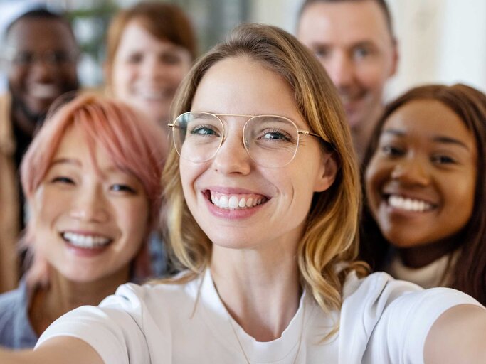 Junge Frau macht Selfie mit dem Team. | © Getty Images/Luis Alvarez