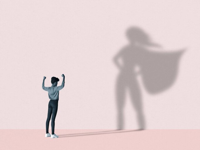 Illustration Person mit Superhelden-Schatten | © Getty Images/Klaus Vedfelt