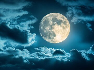 Ein großer mystischer Vollmond leuchtet hell am Himmel mit Wolken. | © Adobe Stock/HM Design/Mit KI generiert