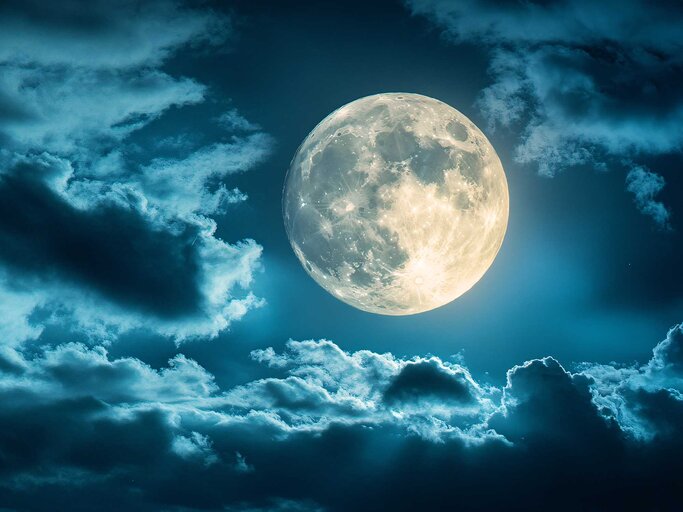 Ein großer mystischer Vollmond leuchtet hell am Himmel mit Wolken. | © Adobe Stock/HM Design/Mit KI generiert