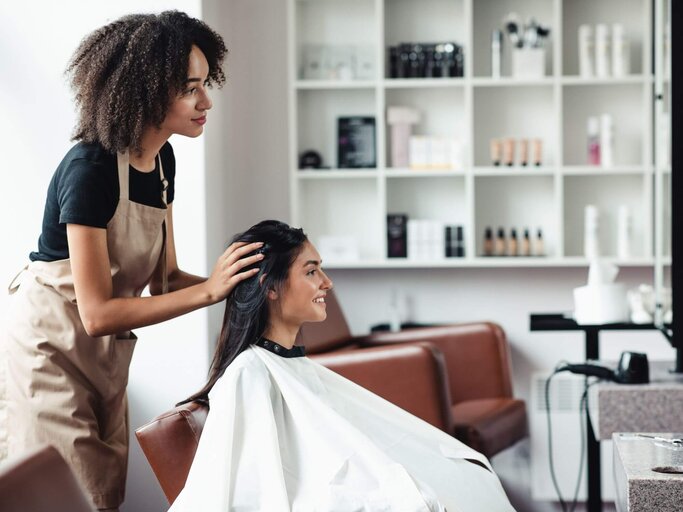 Frau bei Friseurin | © Getty Images/Prostock-Studio