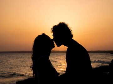 Paar küsst sich im Sonnenuntergang. | © Getty Images/Carlos Ciudad Photos