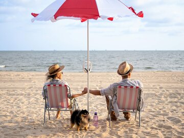 Älteres Paar am Strand | © Getty Images/Patchareeporn Sakoolchai