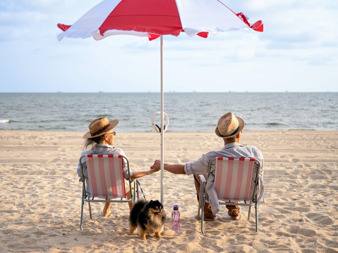 Älteres Paar am Strand | © Getty Images/Patchareeporn Sakoolchai