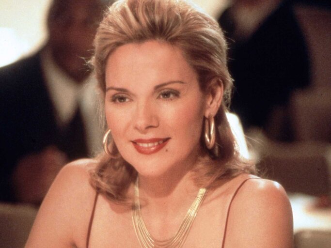 Kim Cattrall als Samantha Jones in Sex and the City | © IMAGO / United Archives