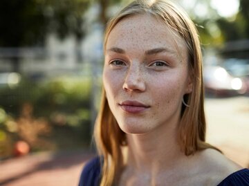 Junge Frau blickt sensibel in die Kamera. | © Getty Images/Oliver Rossi