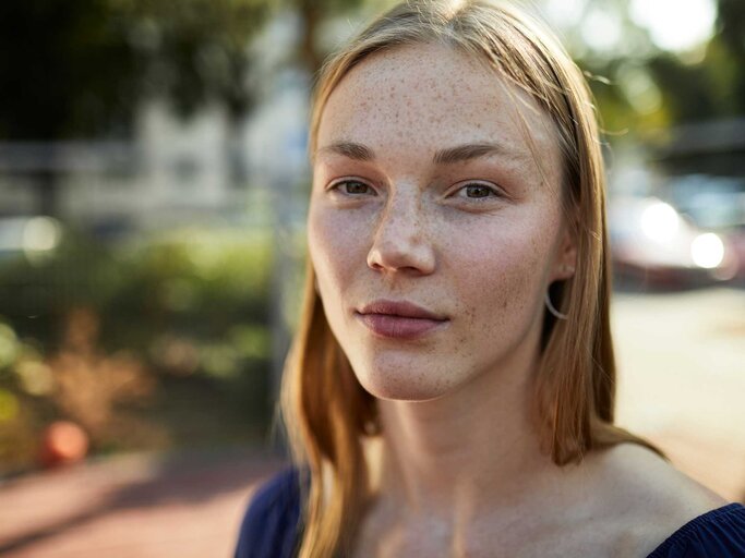 Junge Frau blickt sensibel in die Kamera. | © Getty Images/Oliver Rossi